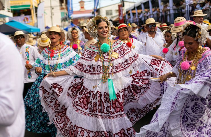 MIL Polleras dancers, Panama
